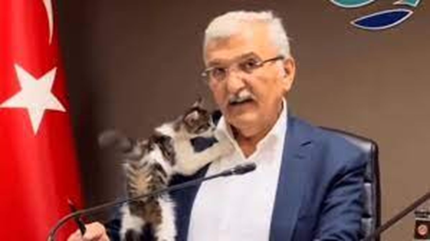 Murat Aydin y su traviesa mascota