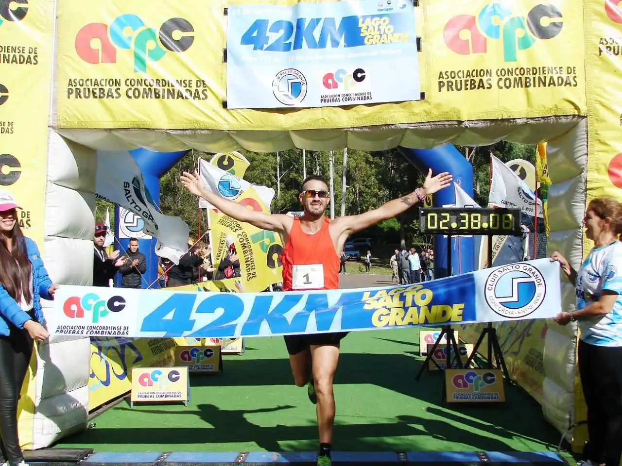 Sol Metzler y Francisco Bocanegra ganaron los 42 kilómetros del Lago de Salto Grande