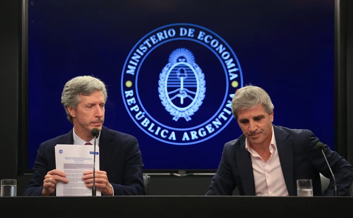 El titular del Banco Central, Santiago Bausili y el ministro de Economía, Luis "Toto" Caputo