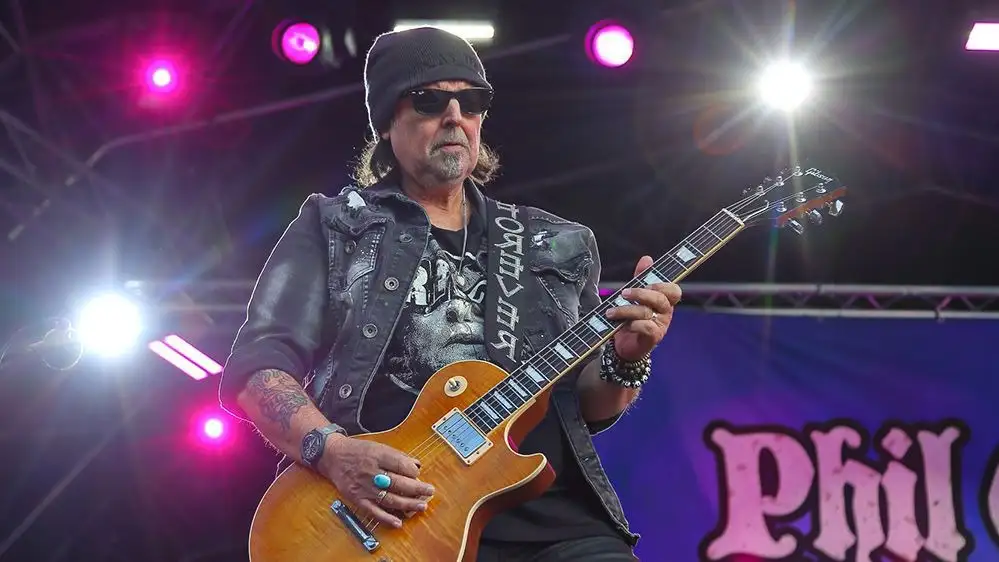 Su estilo de guitarra contribuyó al sonido característico del grupo liderado por Lemmy Kilmister, con quien compartió escenario hasta la disolución de la banda en 2015 tras la muerte del cantante y bajista.