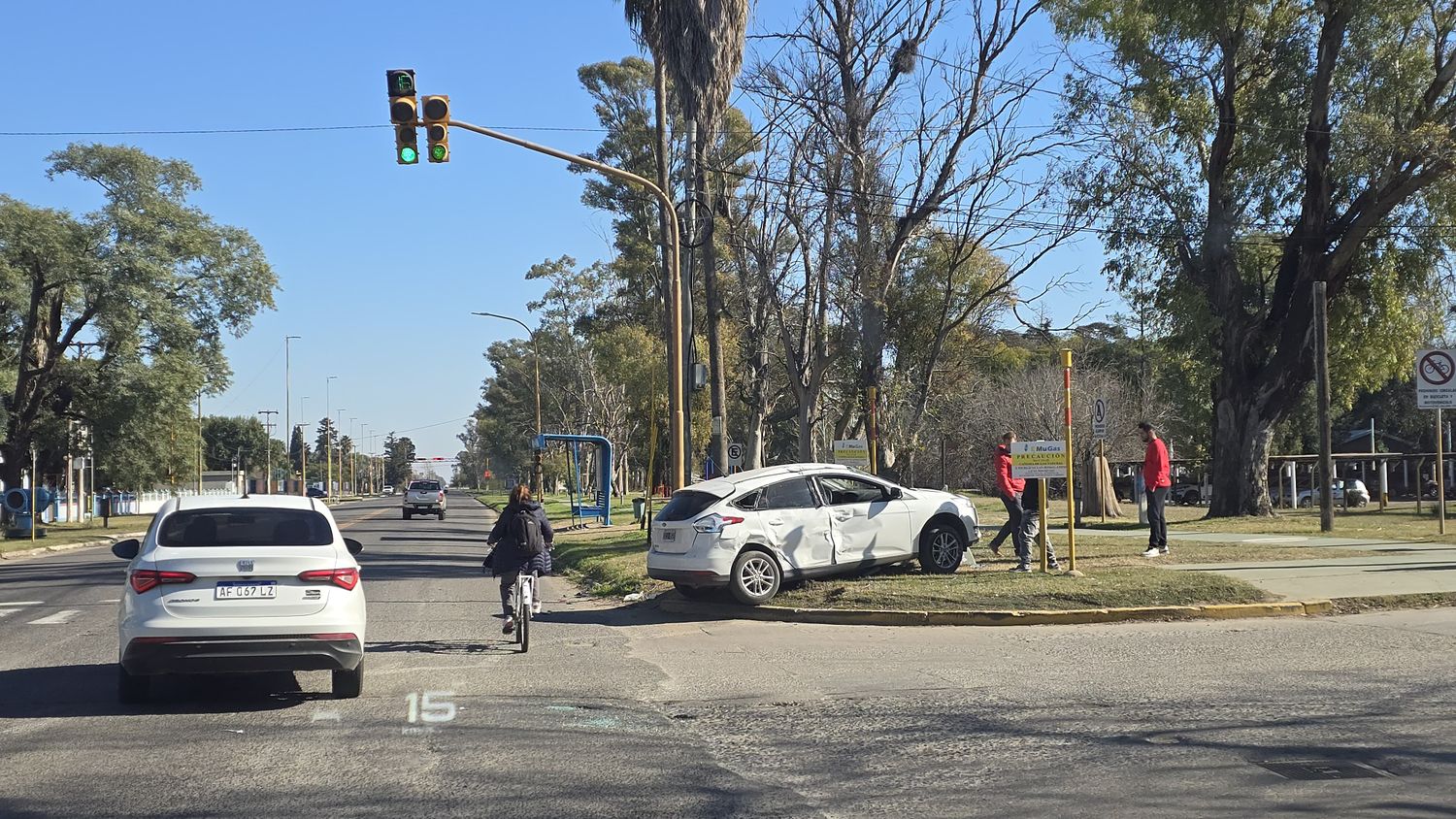 Chocaron un colectivo y un automóvil en avenida Cervantes