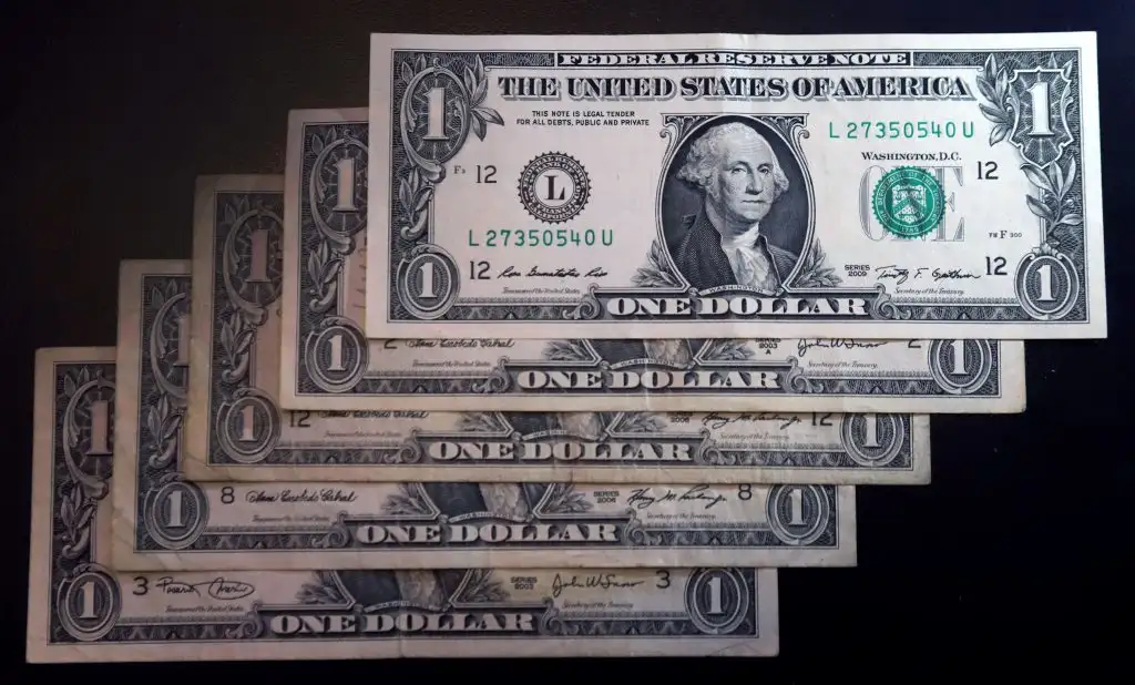 Imparable, el dólar blue tocó un nuevo récord y llegó a cotizarse de 140 pesos
