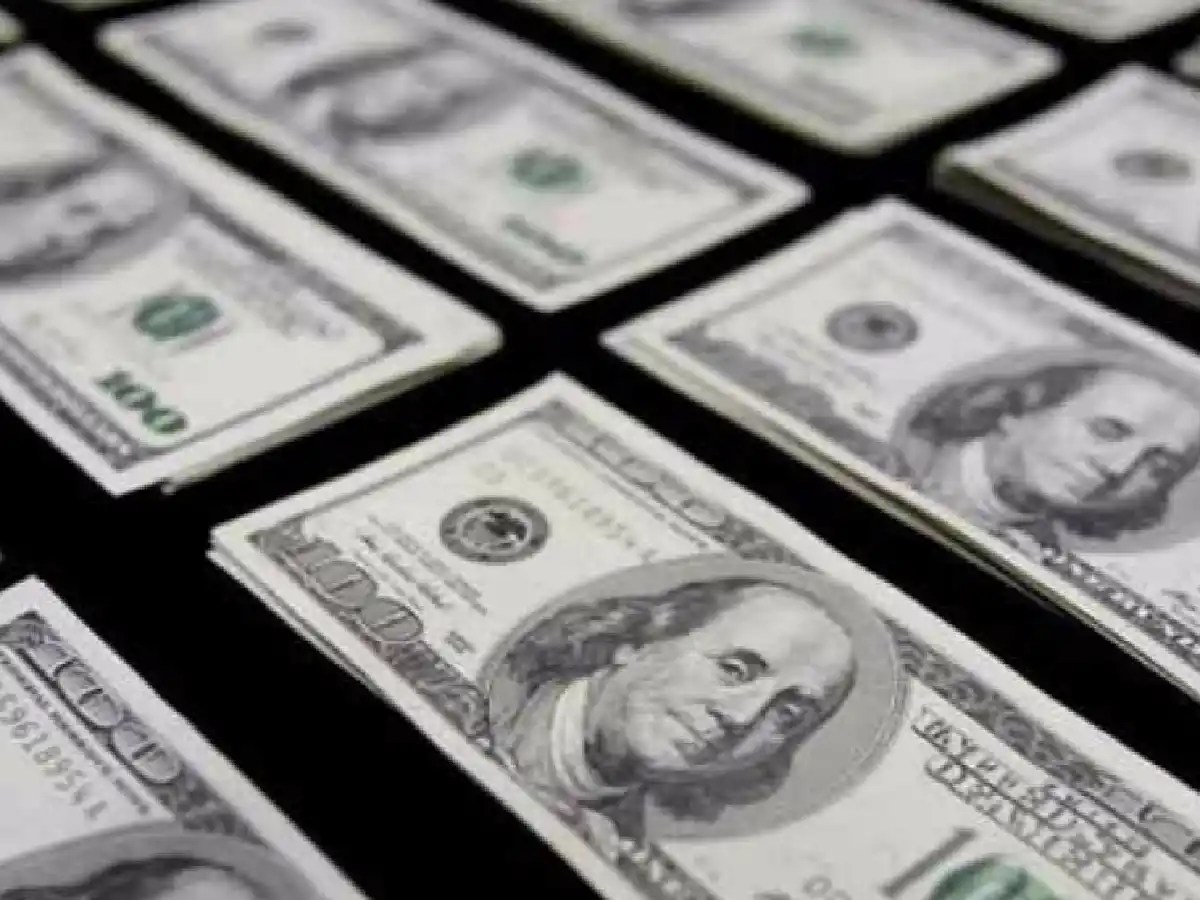 Sigue bajando: el dólar  cerró a $27,50