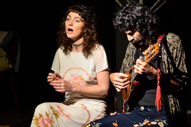 Con las localidades agotadas, se ofreció “Amores y Desamores” en Casa de Casco