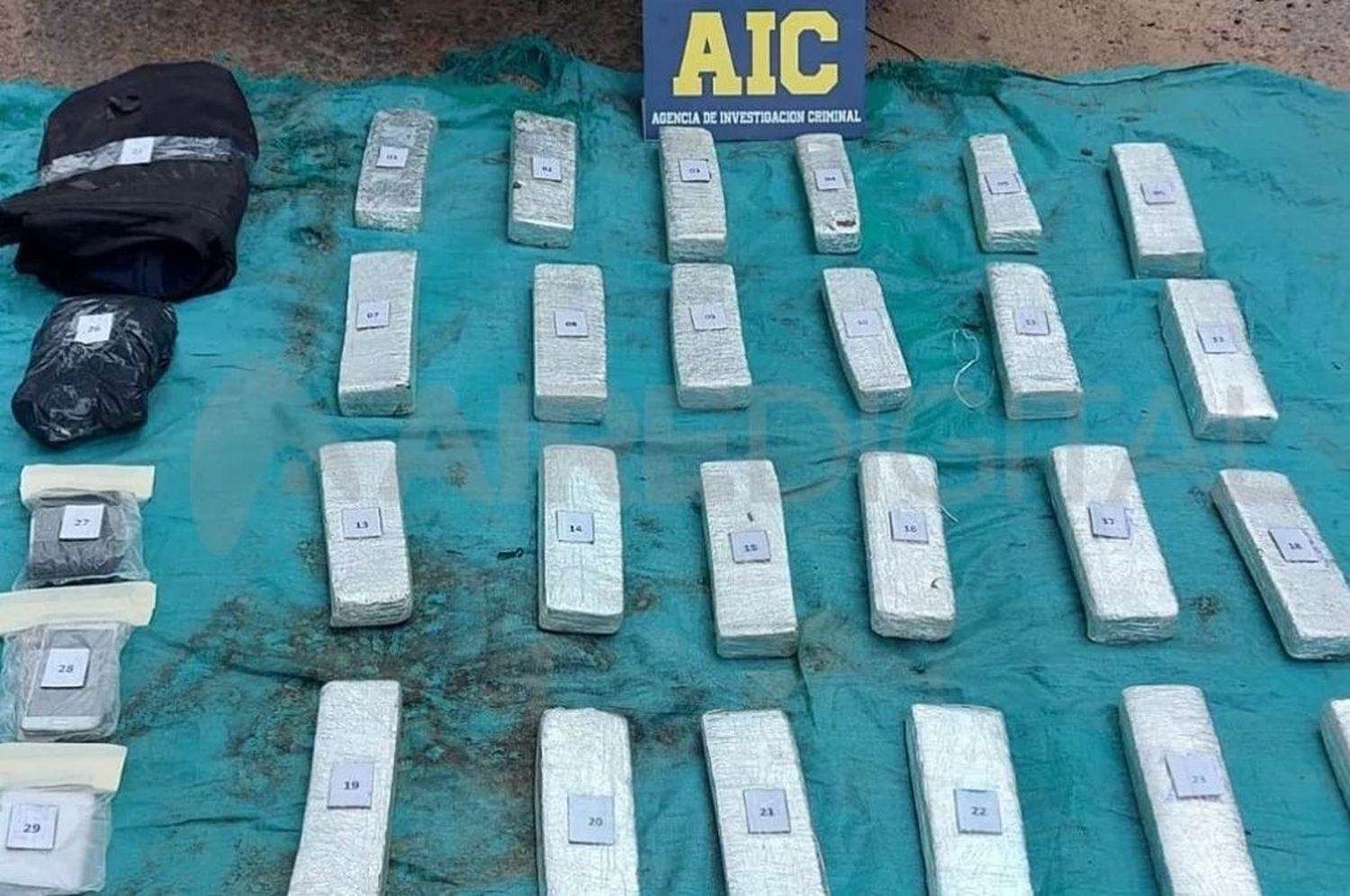 Detienen a dos sujetos con 16 kilos de marihuana en Av. Blas Parera