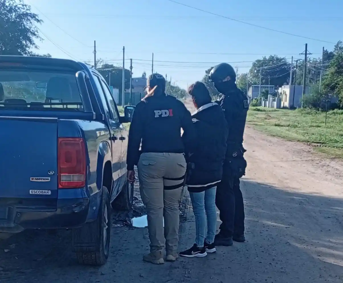 PDI detuvo a dos mujeres y un hombre por microtráfico y tenencia de armas: secuestraron droga, dinero y armas