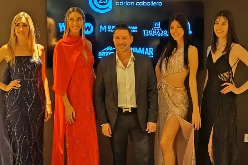 Adrián Caballero celebró sus 25 años con la moda en el Teatro Tronador