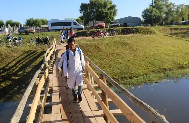 Villa Paranacito: Concurren a clases rodeados por el agua