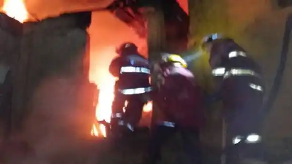 TRAGEDIA en CATIA: incendio en una vivienda causa tres muertos (+Video)