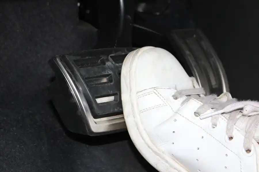 ¿Qué se debe hacer si se cortan los frenos del auto?