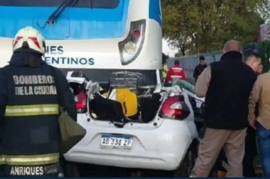 Un auto cruzó las vías con la barrera baja y fue arrollado por el tren