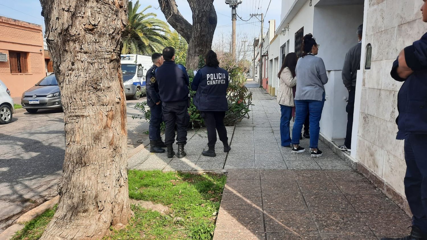 Personal de Policía Científica y de Fiscalía trabajaba en el lugar.