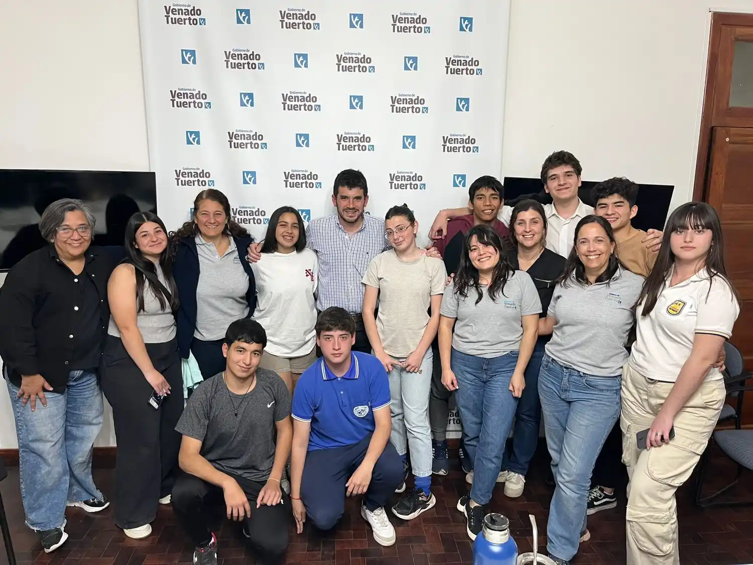 El intendente recibió en la municipalidad a los estudiantes.