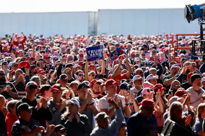 Simpatizantes escuchan al expresidente y candidato presidencial republicano Donald Trump. EFE/EPA/Jeffrey Phelps