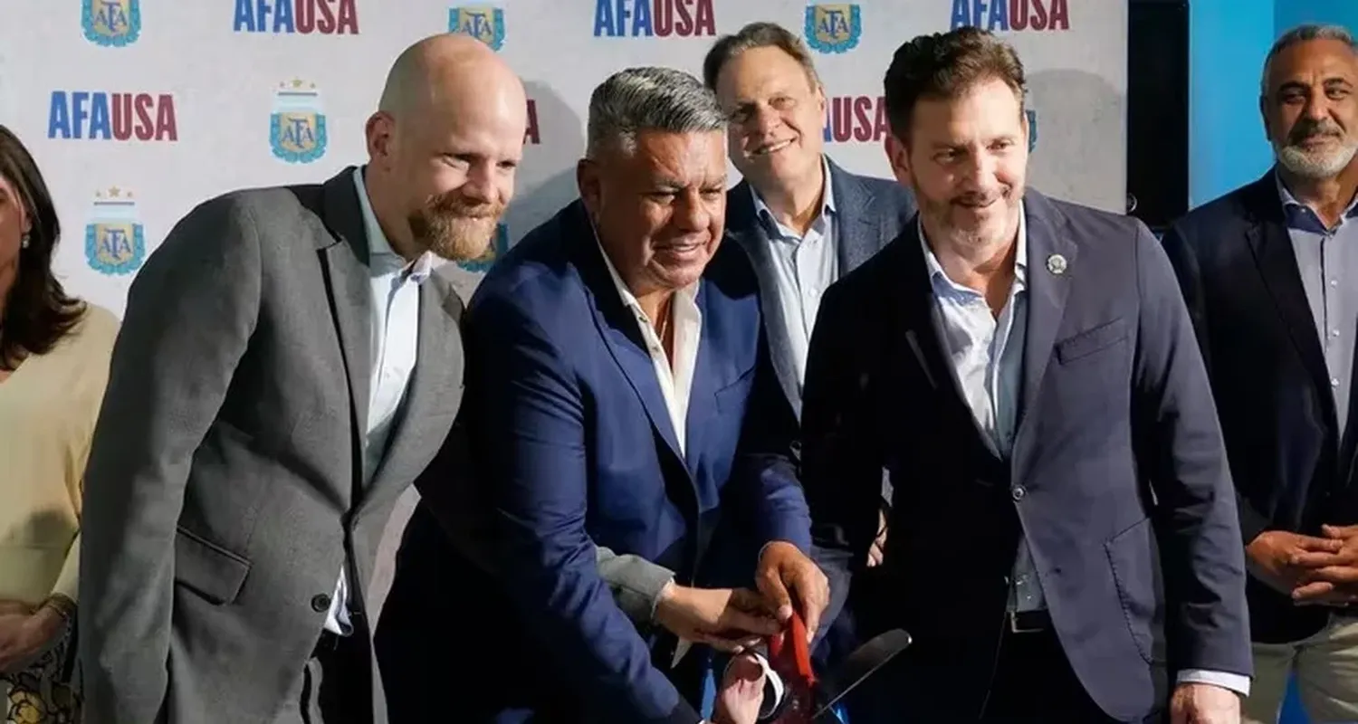 El presidente de la AFA, Claudio "Chiqui" Tapia (centro); el secretario general de la FIFA Mattias Grafstrom (izquierda); y el presidente de la CONMEBOL Alejandro Domínguez (derecha) en la inauguración de la sede de la AFA en Miami, el jueves 7 de diciembre de 2023. AP