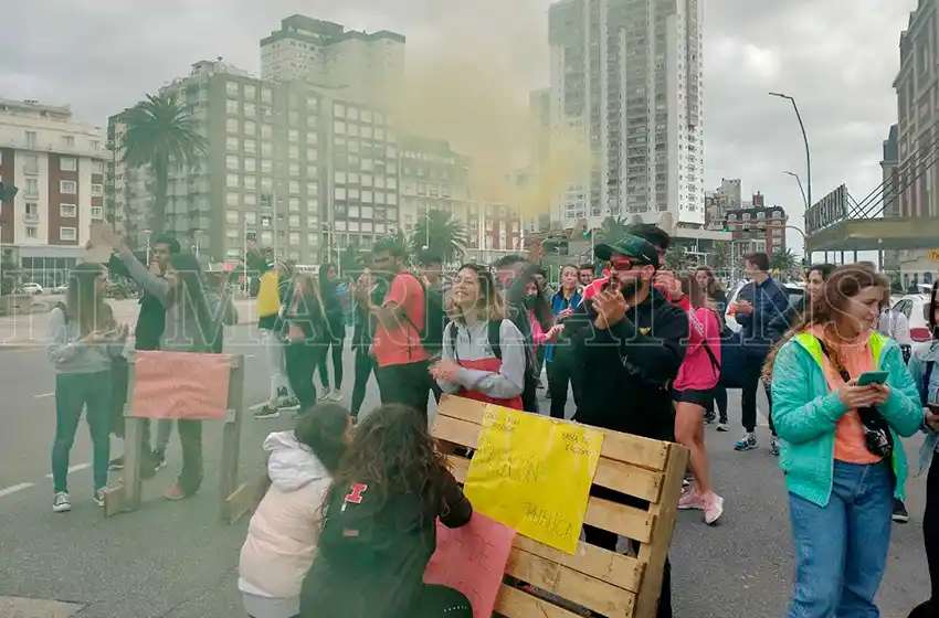 Protesta de alumnos en el CEF por los problemas edilicios: "La virtualidad ya es insostenible"