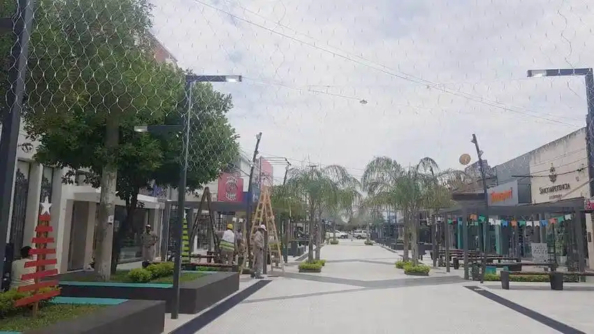 La comuna ornamenta la ciudad
con atractivos adornos navideños