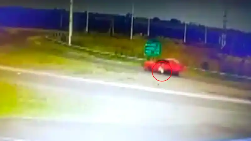 Video: Evadió un control y arrastró a un policía en un cruce de rutas
