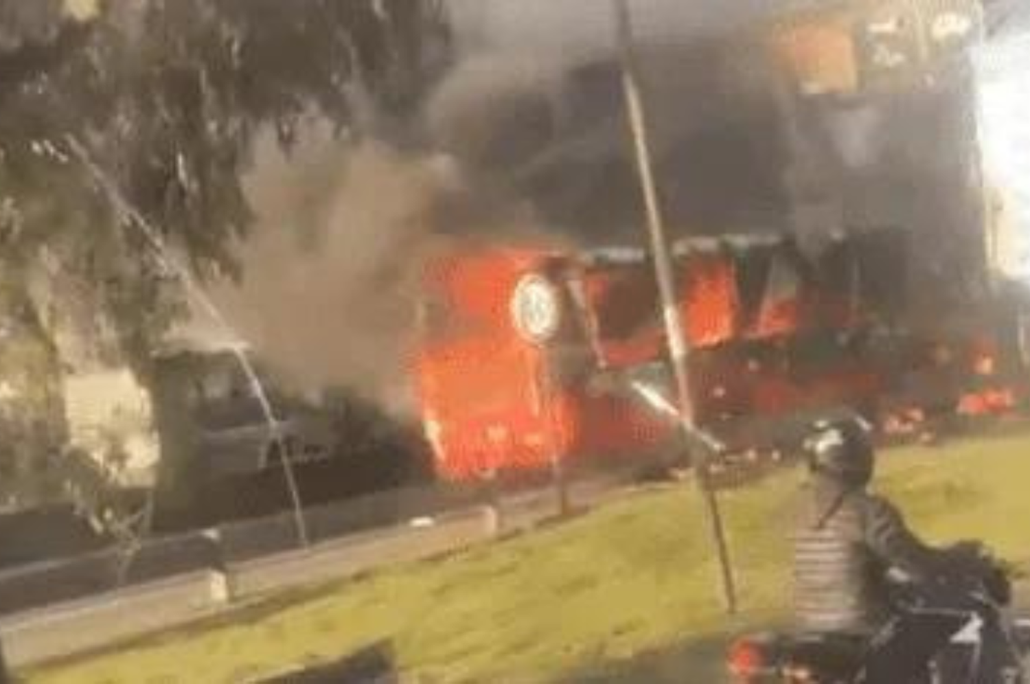 El micro llevaba a hinchas del Millonario al estadio.