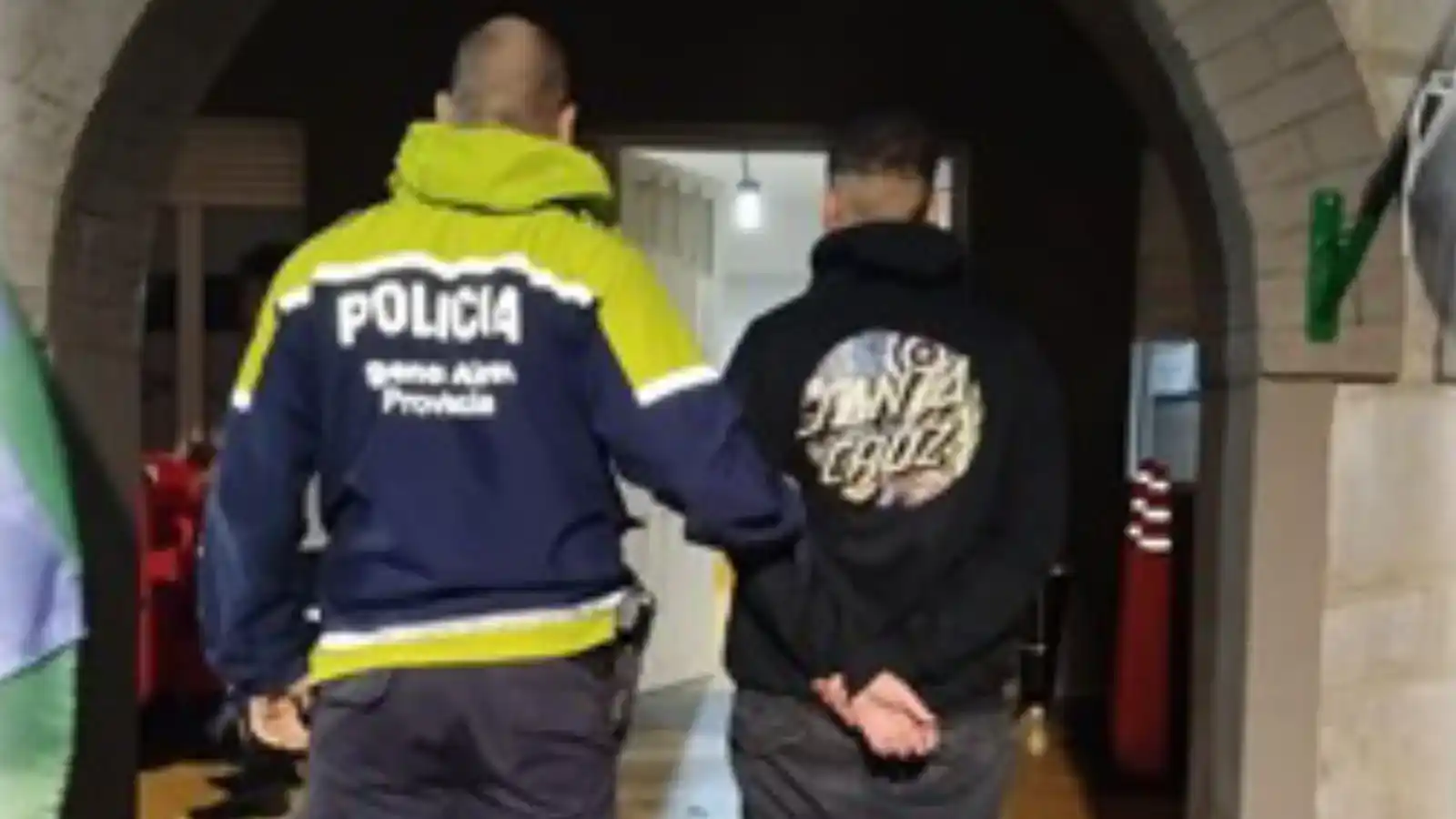 El joven de 18 años permanece alojado en sede policial, mientras que los dos menores fueron restituidos a sus responsables legales.