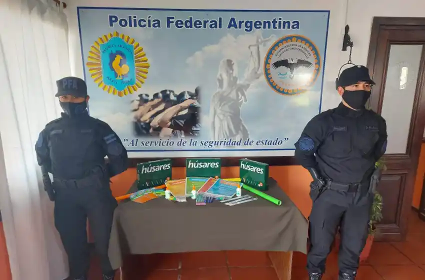La Policía Federal donó útiles escolares a una escuela de Olavarría