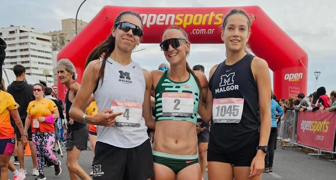Mariana Borelli escoltada por Micaela Levaggi y Juana Zuberbuhler.