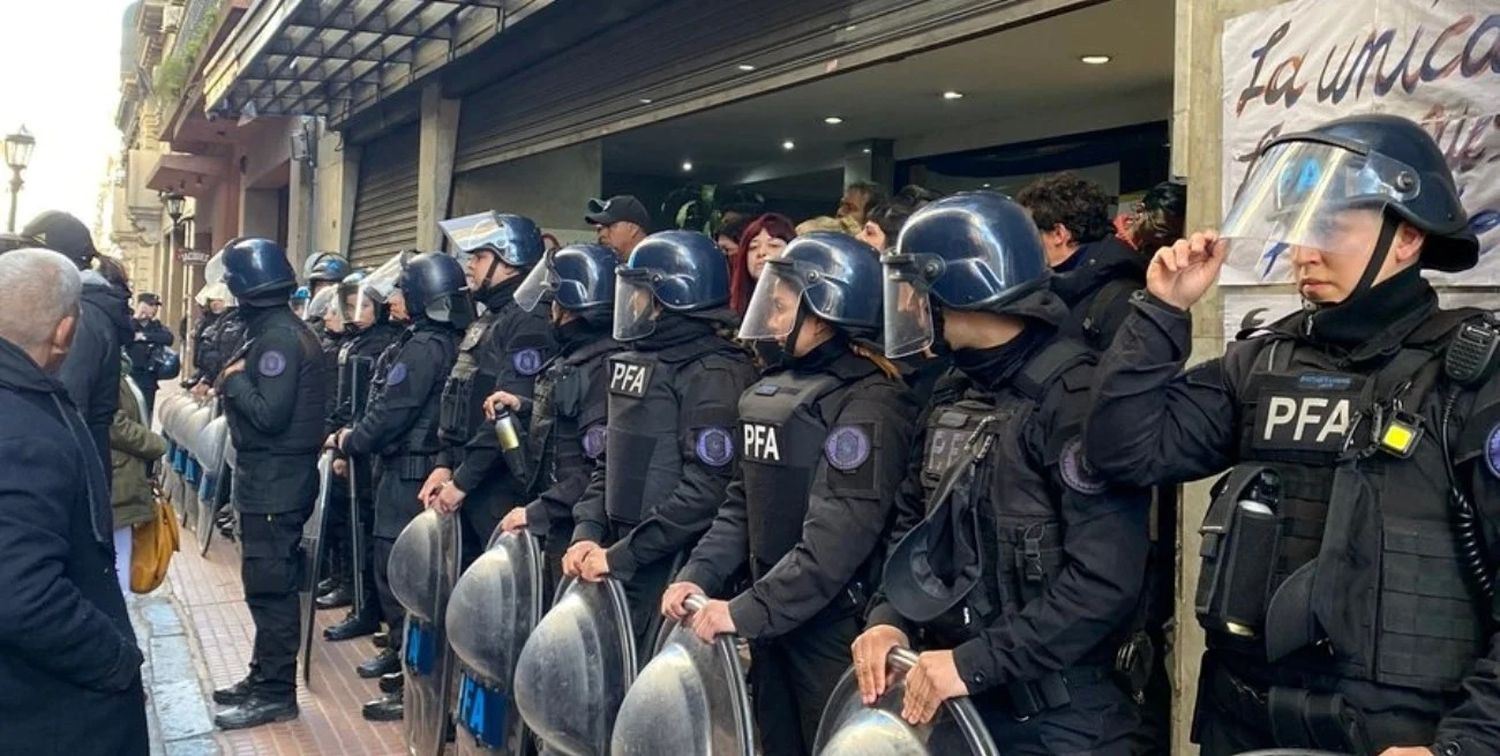 Fuerzas federales impidieron el ingreso de estudiantes y trabajadores de la Universidad Nacional Madres de Plaza de Mayo (UNMa).