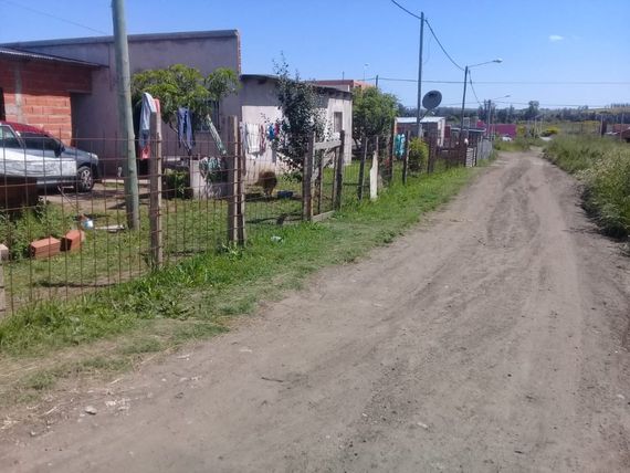 Vecinos de La Movediza reclaman la apertura de una calle y advierten la presencia de víboras