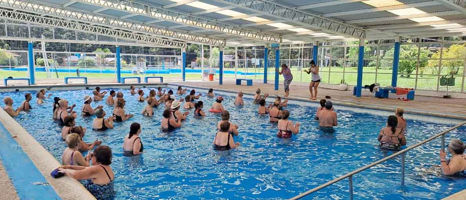 Adultos mayores disfrutaron de una clase de gimnasia acuática en las terma