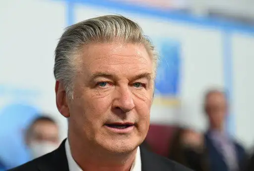  Alec Baldwin y la armera de Rust fueron demandados. Foto AFP.