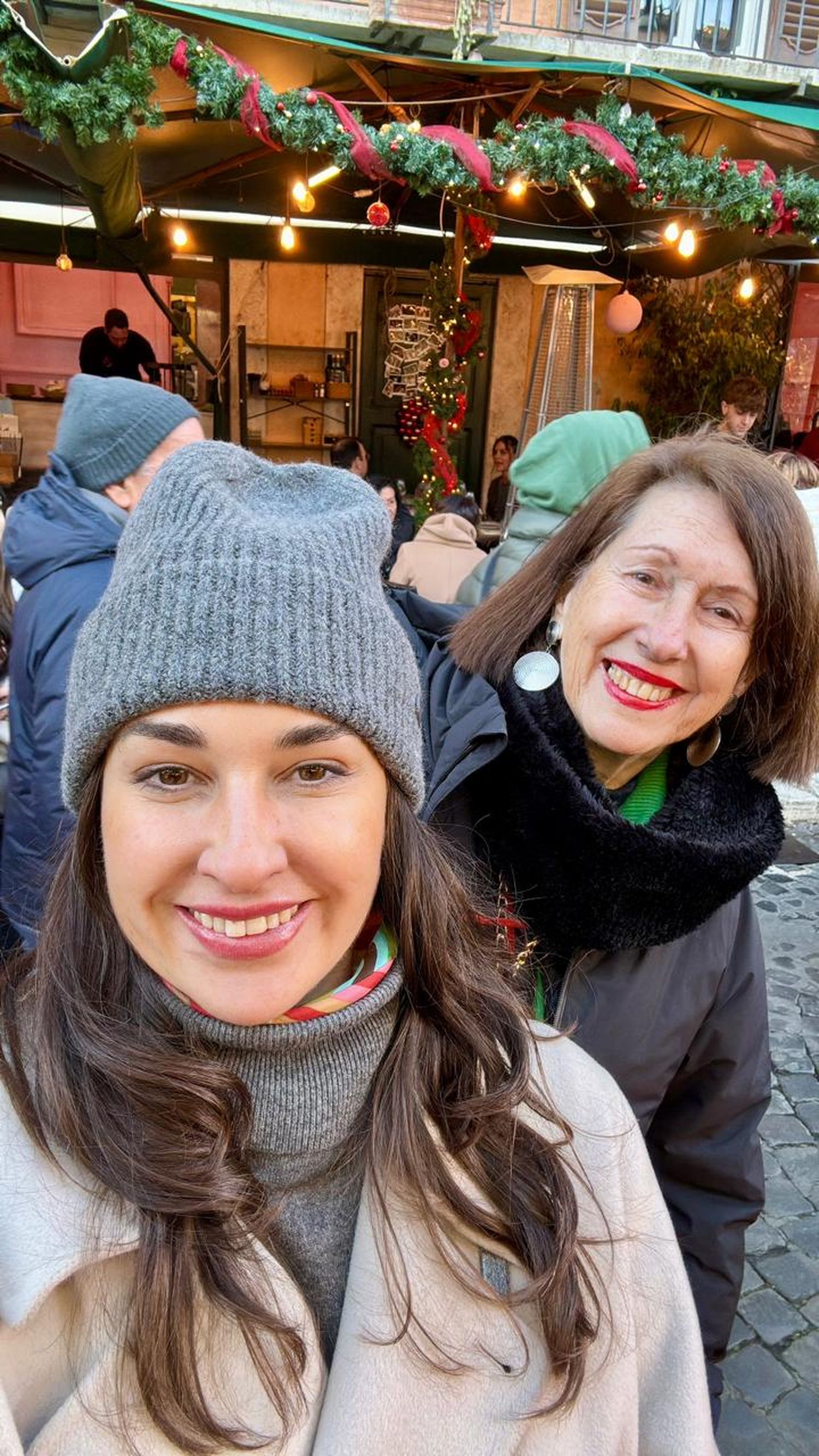 Genara junto a Tessa Santamarina-