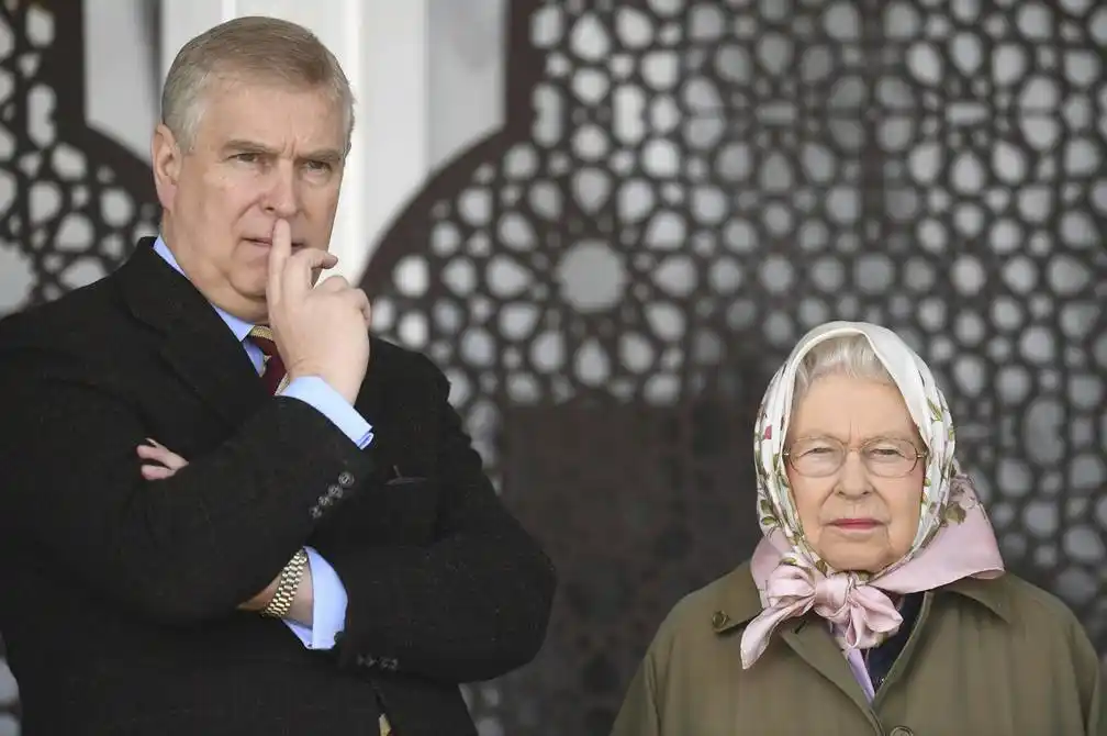 La reina Isabel II le retiró al príncipe Andrés los títulos reales