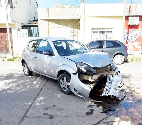 Chocó de atrás un auto y se dio a la fuga en la camioneta