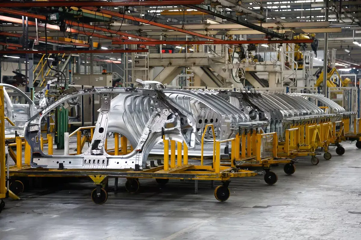 La caída de las ventas llevó a una automotriz a frenar la producción en dos plantas de Argentina