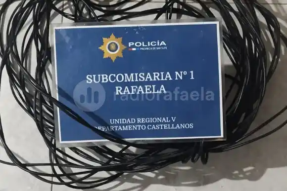 Escapó corriendo por el descampado con un rollo de cable