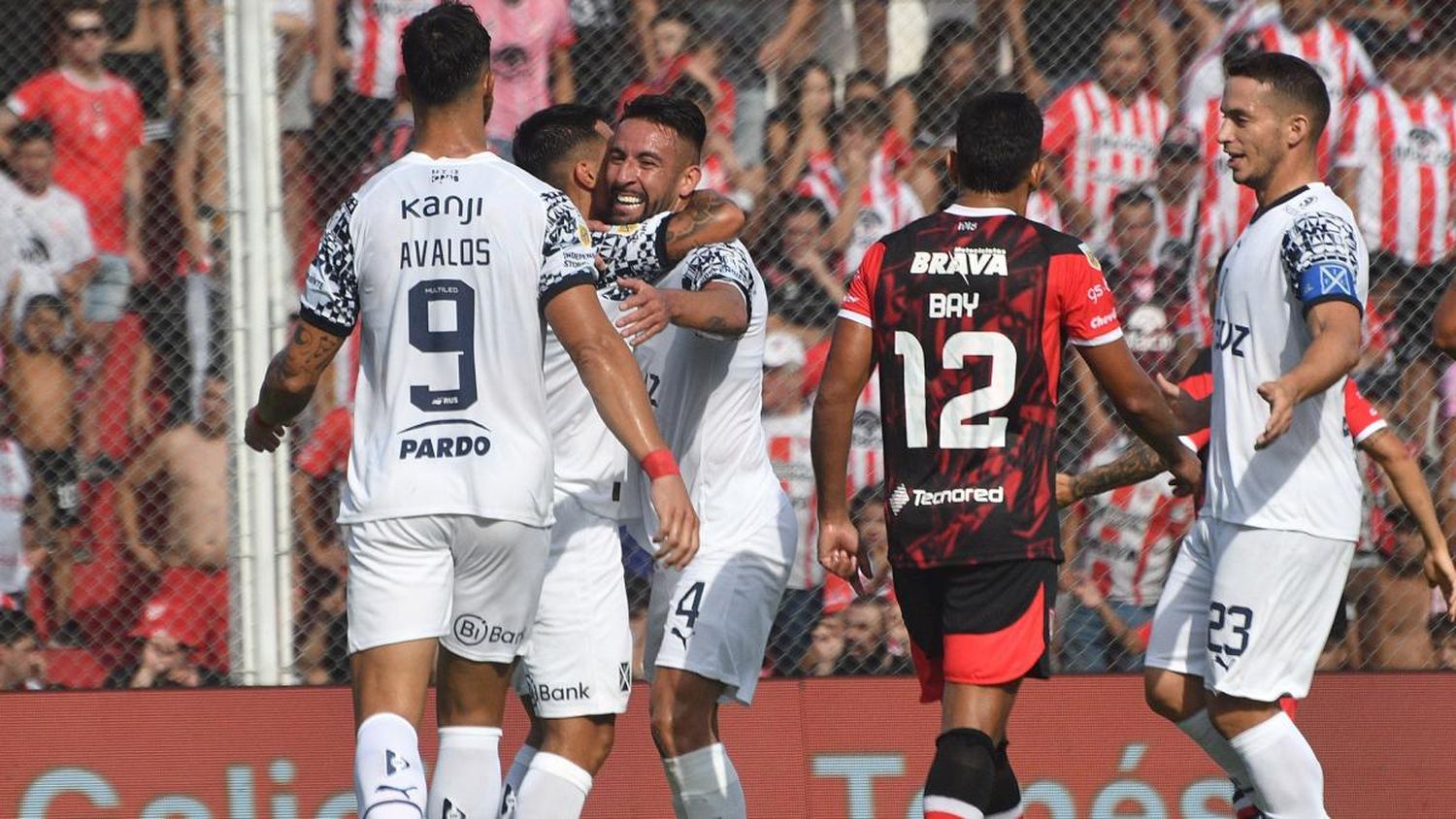 Jugadores de Independiente celebrando los goles en Alta Córdoba