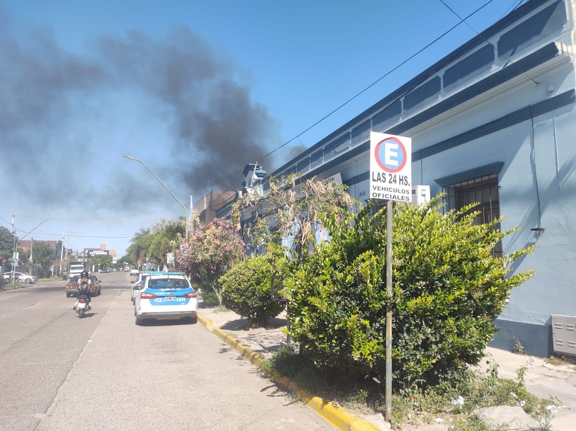 Los bomberos debieron actuar en la Comisaría Primera por un incendio: hubo daños materiales