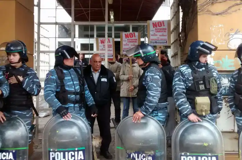 "No puedo hacerme cargo si la policía apunta con un arma a la gente"