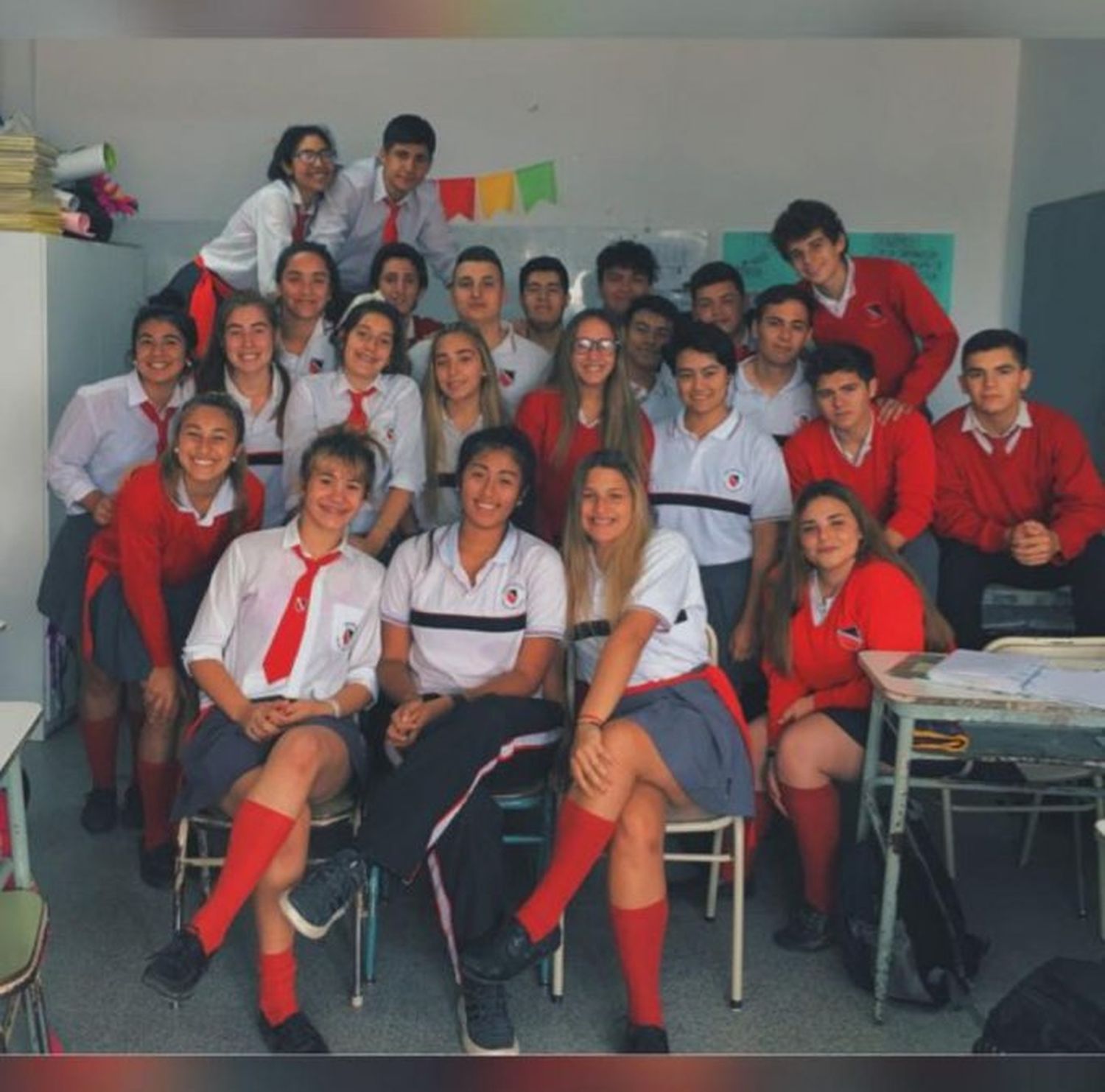 Kiki junto a sus compañeros a fines del año pasado, a la espera de volver a verlos.