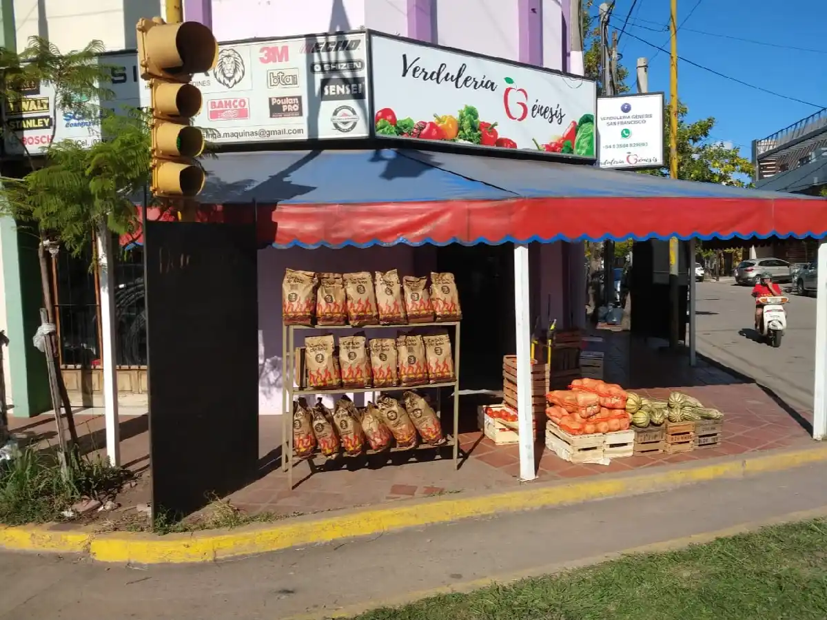 Se llevó tres cajones de una verdulería: su padre los terminó pagando 