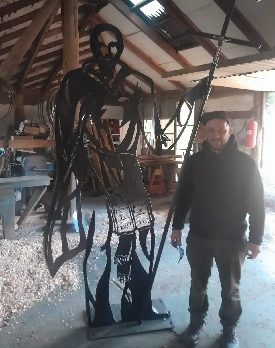 Villa La Angostura rinde homenaje a Nicolás Mascardi con una escultura del artesano chascomunense Juan Zabaleta