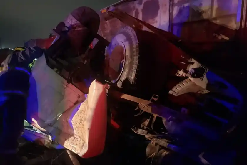 Choque fatal entre un camión y un tren en San Lorenzo: hay un muerto y dos heridos