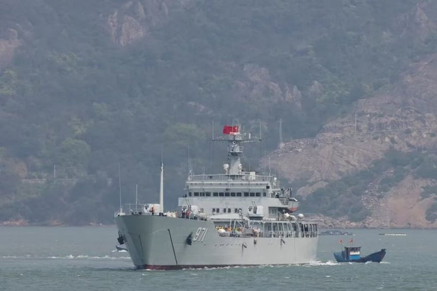 Un buque de guerra chino navega durante un ejercicio militar cerca de Fuzhou, provincia de Fujian, cerca de las islas Matsu controladas por Taiwán (Reuters)