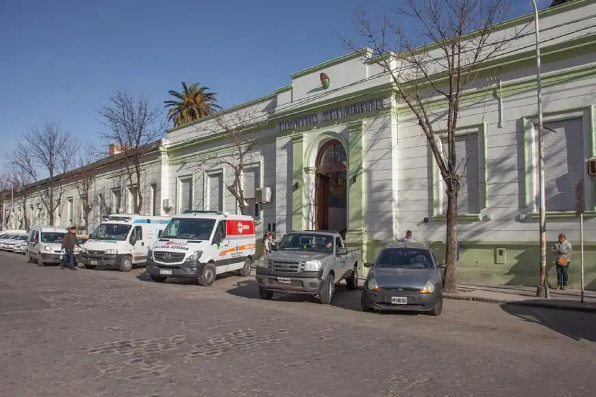 Un ciclista perdió la vida tras impactar contra la puerta de una camioneta