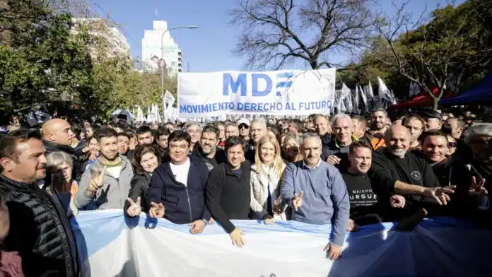 Kicillof, con ministros e intendentes en Plaza de Mayo. (Prensa MDF)