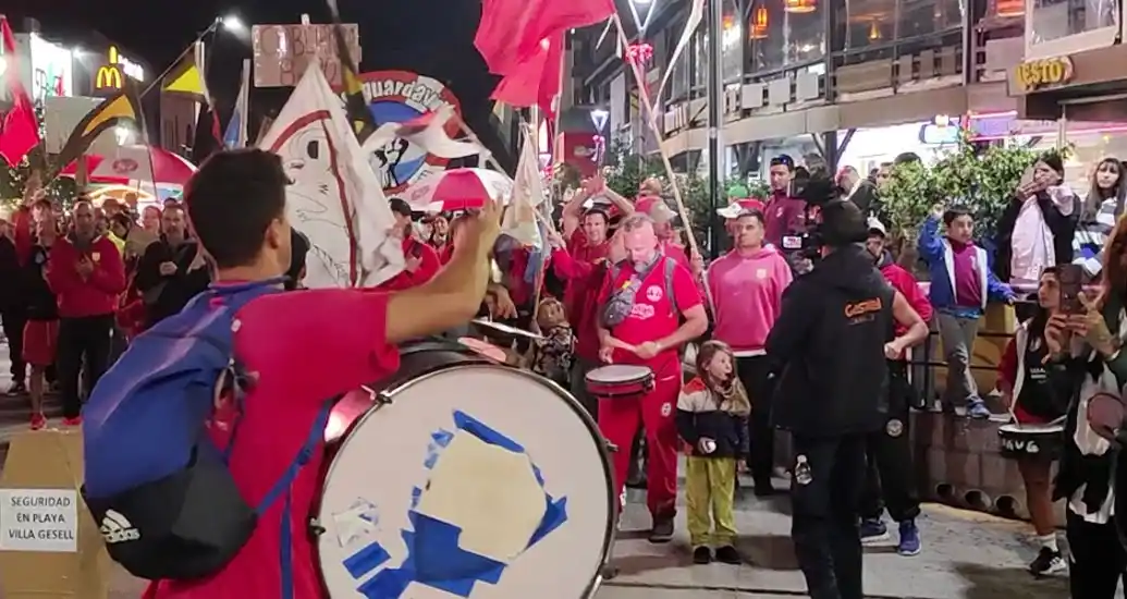 Con bombos, los guardavidas se manifestaron en la peatonal.