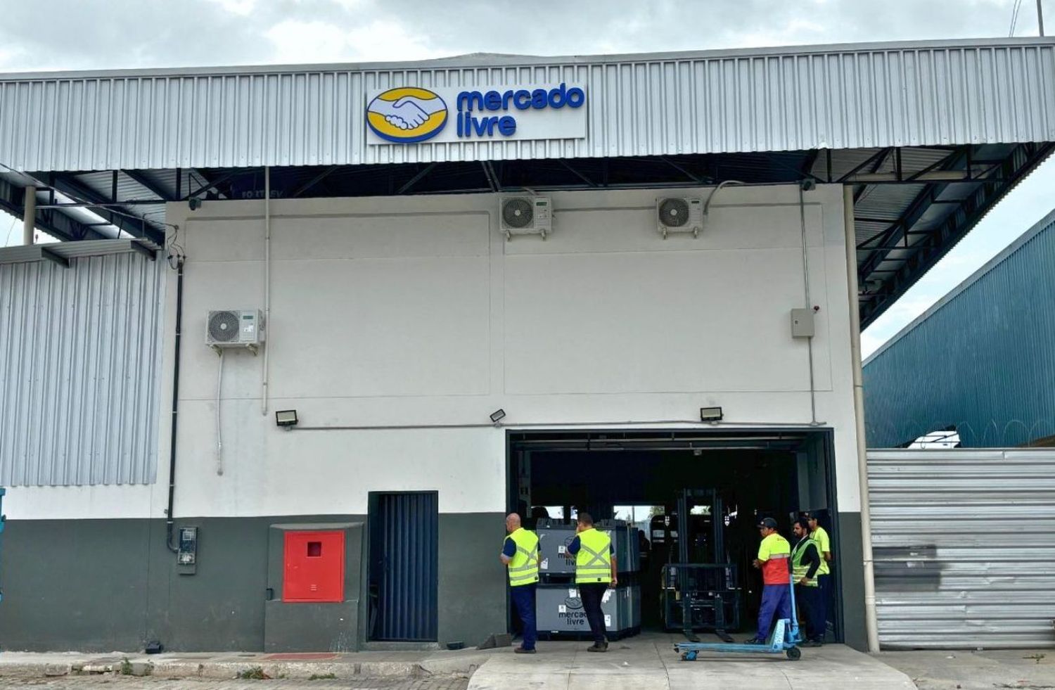 Mercado Libre refuerza su red aérea en Brasil con nuevo depósito en el aeropuerto de Vitória