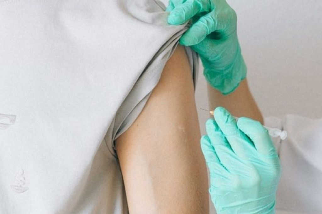 Insólito: se puso un brazo de silicona para vacunarse y obtener el pase sanitario