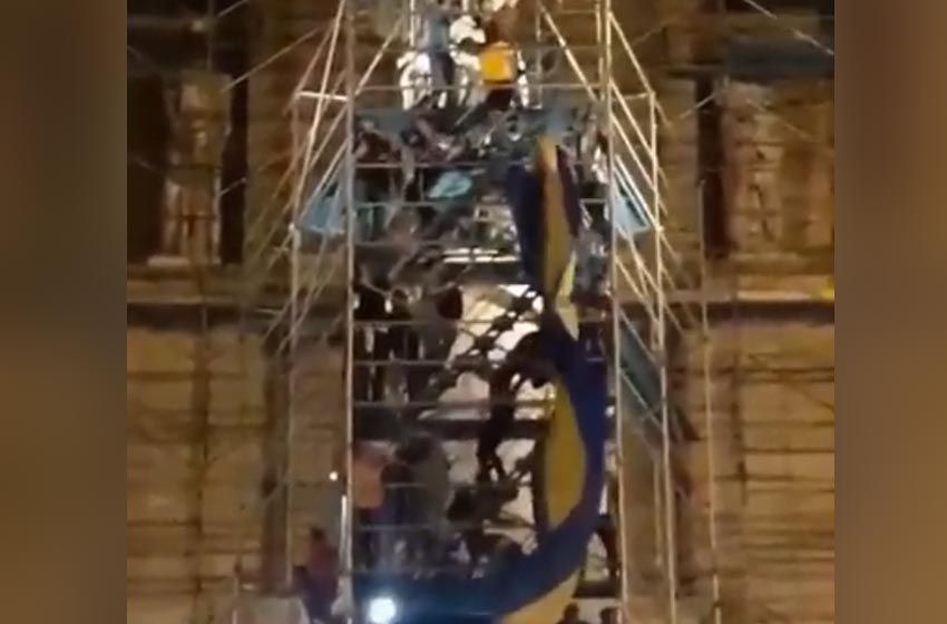 Hinchas de Boca se subieron a los andamios del Monumento para festejar el título