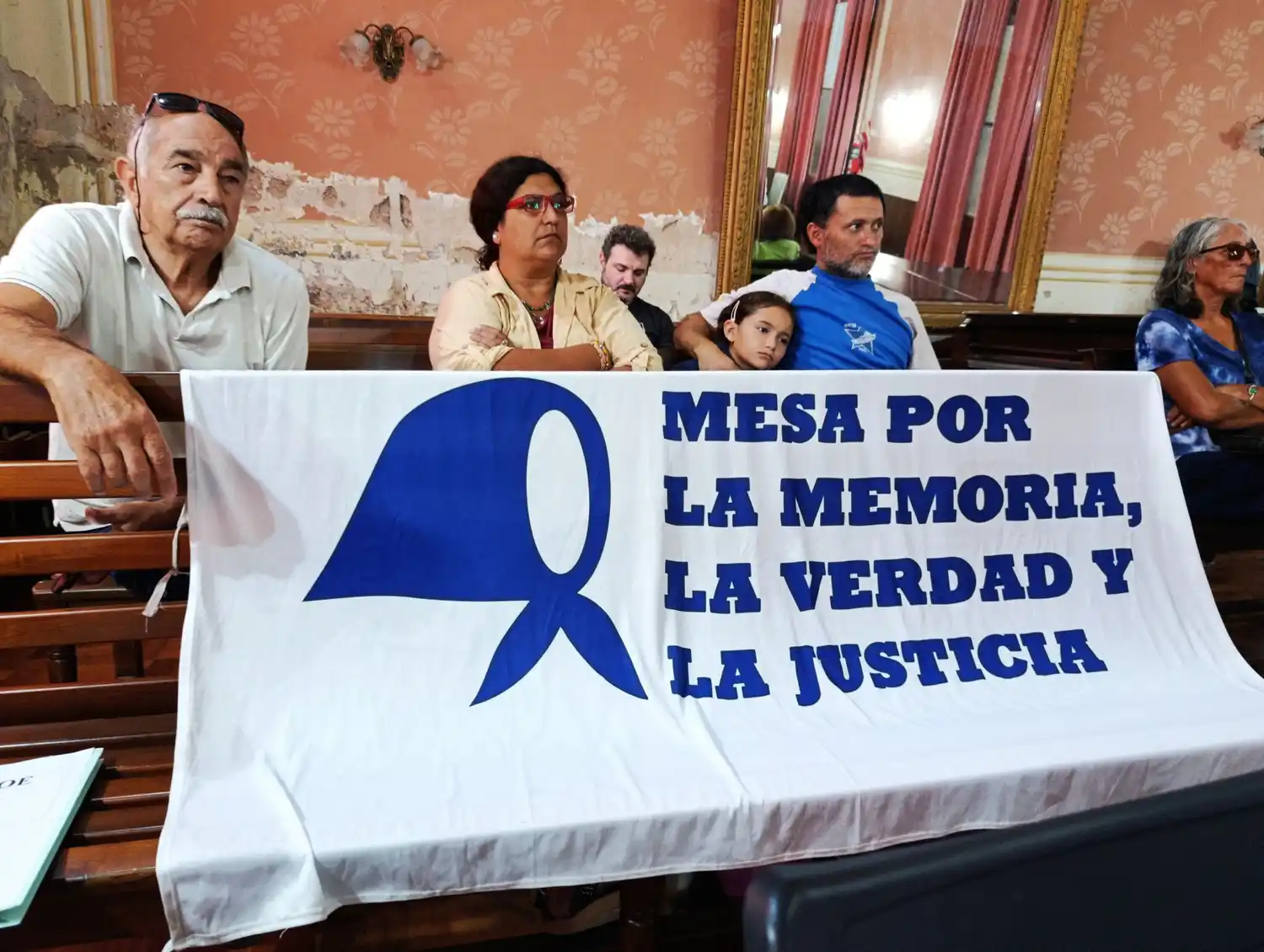 integrantes de la mesa por la memoria presenciaron la sesión
